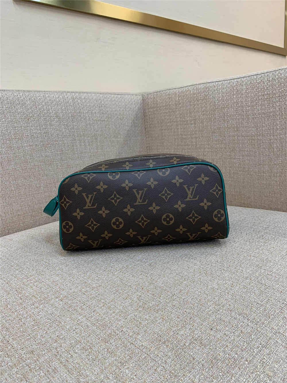 Louis Vuitton DOPP KIT M12641  size：28x15x16.5cm 2025 new 